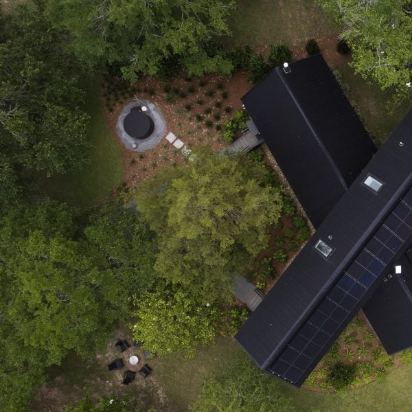 Tall Architects оформила X-образный коттедж в Алабаме черным металлом