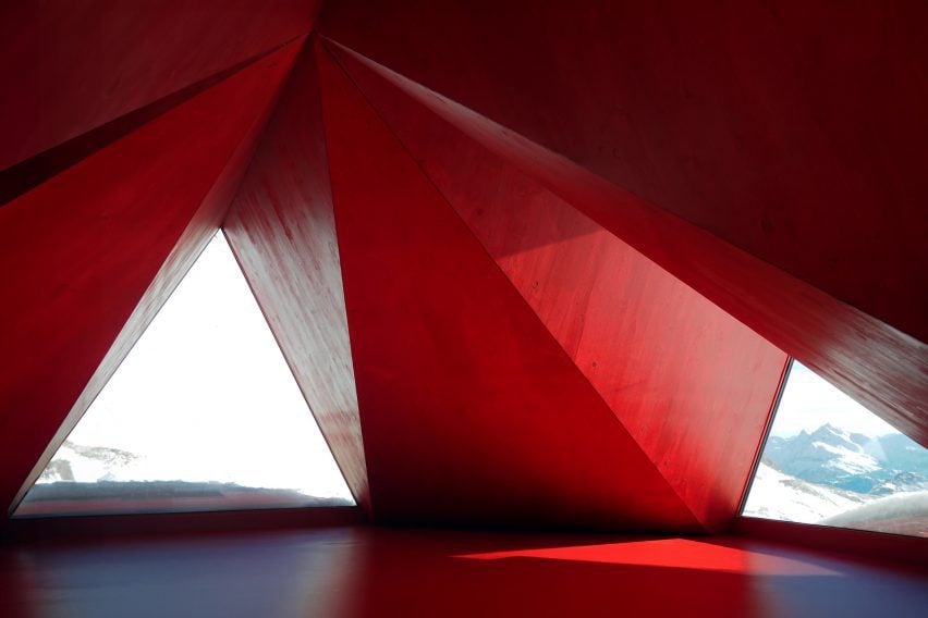 Красный угловой интерьер приюта «Вертушка» в итальянских Альпах от EX