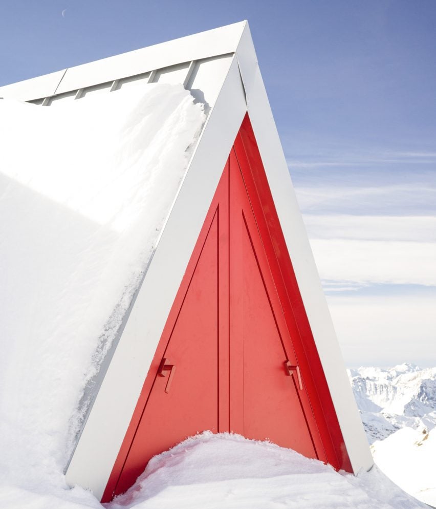 Красная треугольная дверь приюта «Вертушка» в итальянских Альпах от EX.