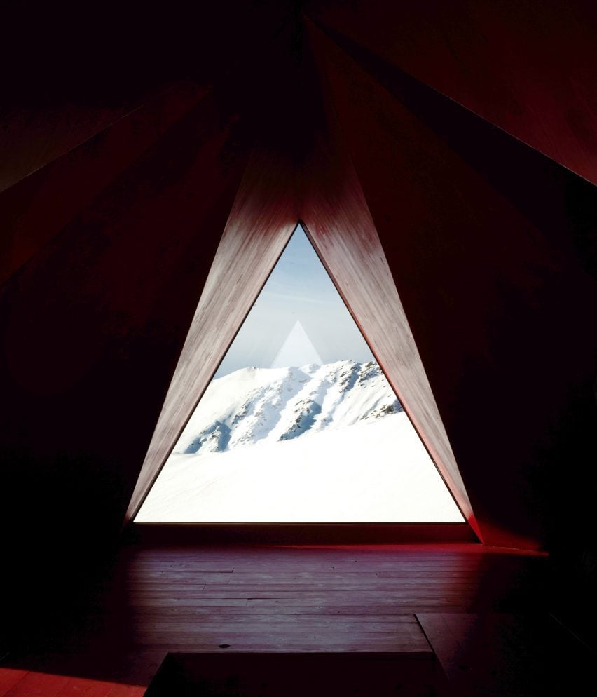 Треугольное окно убежища-вертушки в итальянских Альпах от EX