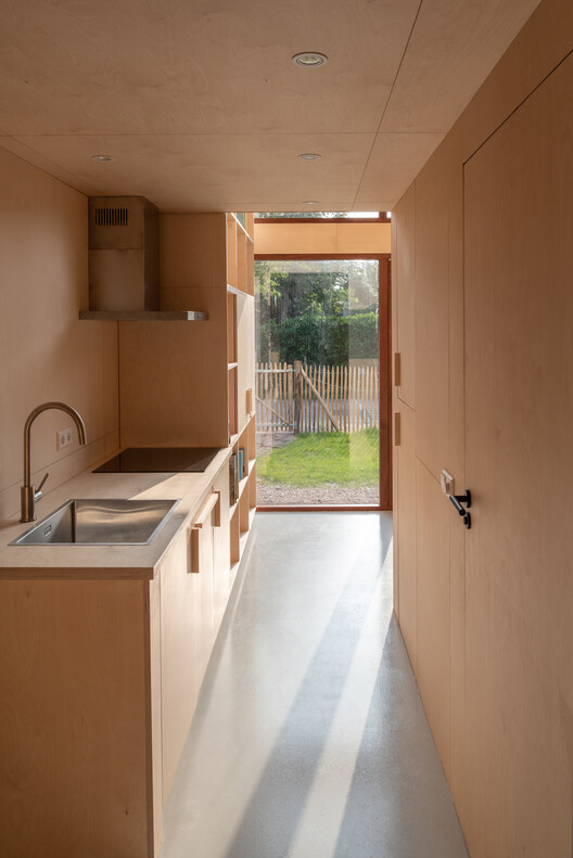 Garden Studio / Studio Abacaxi - Фотография интерьера, кухня, раковина, окна, столешница
