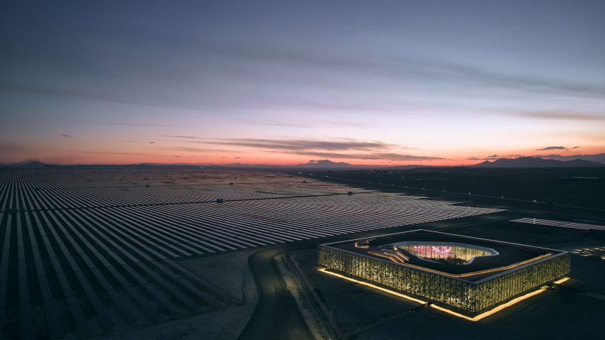 Ночной вид на здание центрального управления от Bilgin Architects среди солнечной фермы