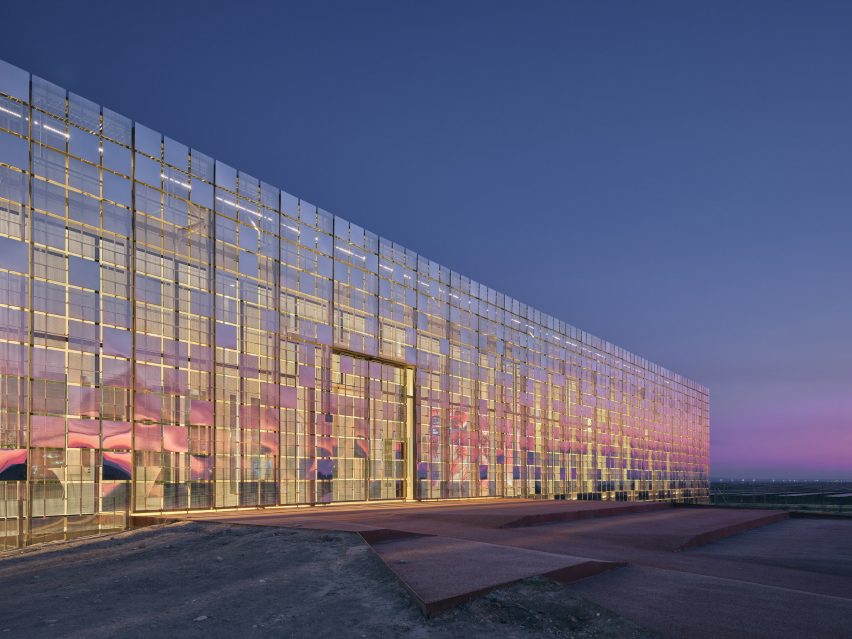 Крупный план фасада Центрального диспетчерского здания от Bilgin Architects на закате.