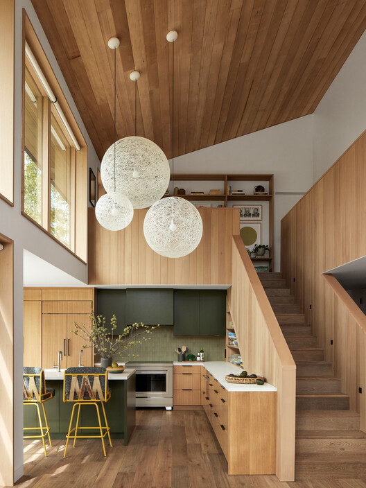 Галечный пляж / Feldman Architecture - Фотография интерьера, кухня, стол, дерево, столешница, окна, балка