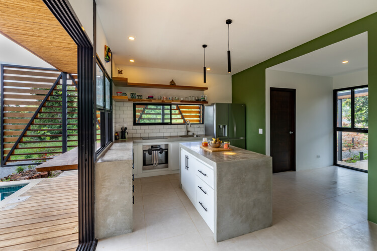 Дом на дереве / Entre Nos Atelier - Фотография интерьера, кухня, столешница, стул, балка, окна