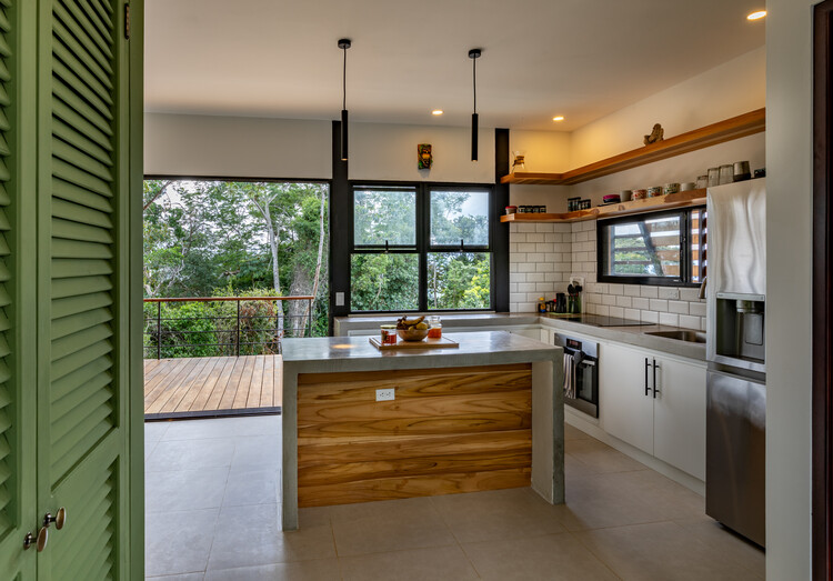 Дом на дереве / Entre Nos Atelier - Фотография интерьера, кухня, столешница, окна, стул, балка