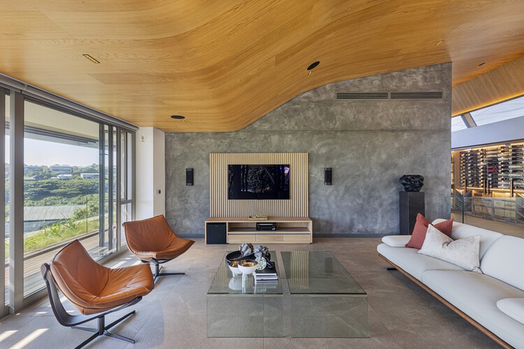 Casa á Beiramar / Metropole Architects - Фотография интерьера, гостиная, окна, балка
