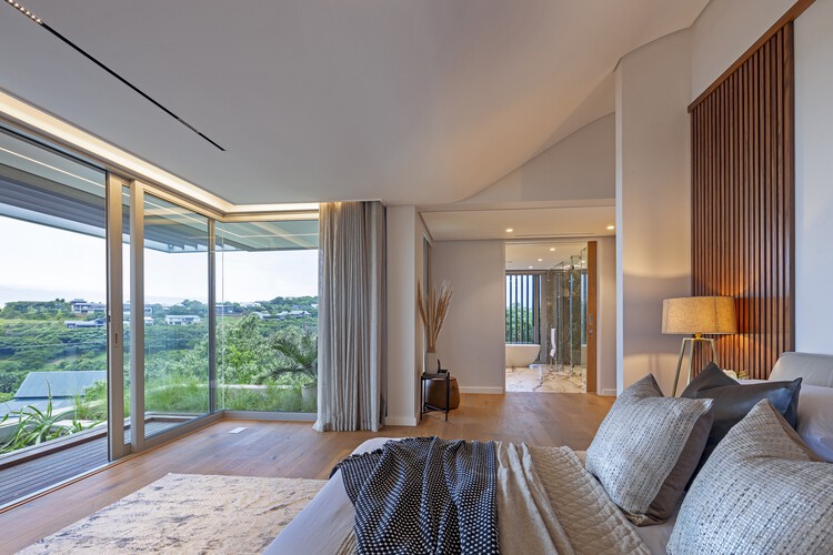Casa á Beiramar / Metropole Architects — Фотография интерьера, спальня, окна, кровать