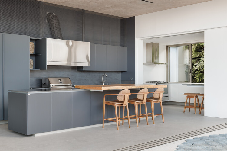 FG House / Caracho Arquitetos - Фотография интерьера, кухня, стол, столешница, стул, окна, раковина