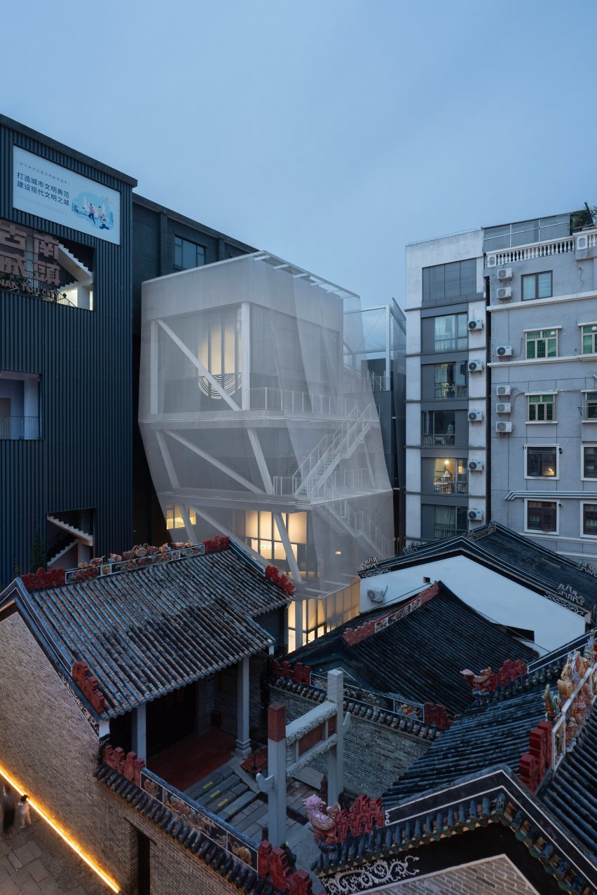 Внешний вид выставочного пространства в сумерках от Trace Architecture Office в Китае