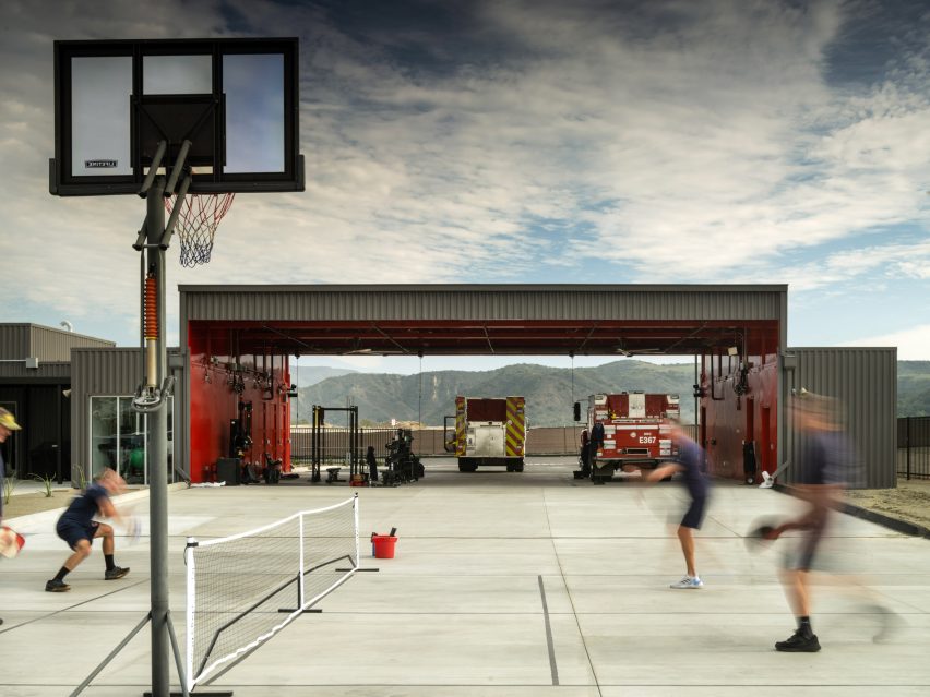 Пожарная часть с баскетбольной площадкой