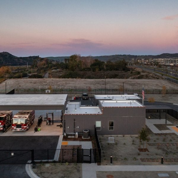 Уиттман Эстес спроектировал пожарную станцию ​​«быстрой сборки» в южной Калифорнии