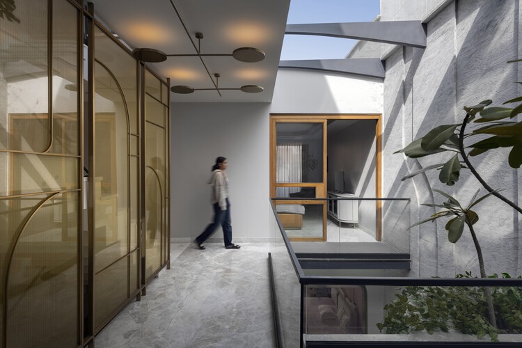 Стройный дом 6 x 18 / Spaces Architects@ka - Фотография интерьера, кухни, фасада