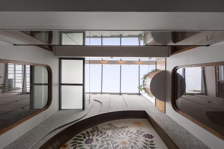 Стройный дом / пространство 6 x 18 Architects@ka — Фотография интерьера, окна