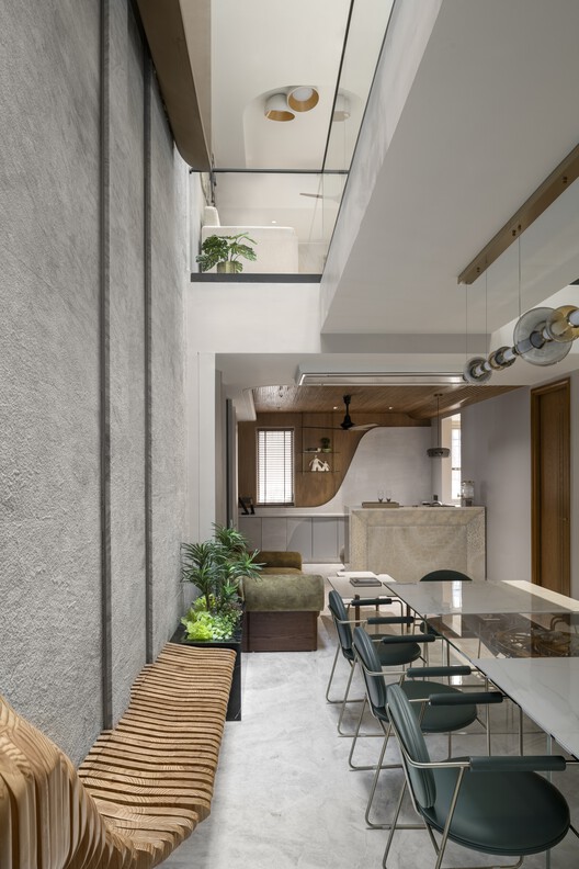 6 x 18 Slender House / Spaces Architects@ka — Фотография интерьера, стол, стул