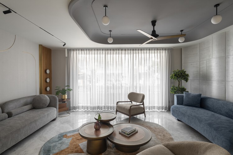 6 x 18 Slender House / Spaces Architects@ka — Фотография интерьера, гостиная, стол, диван
