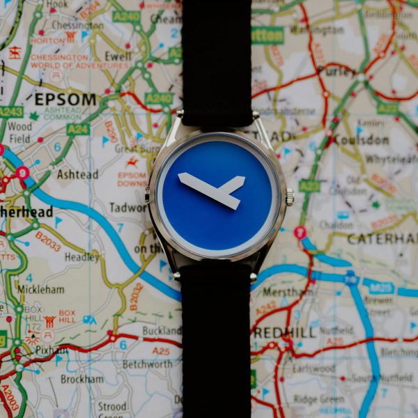 Маргарет Калверт разработала дизайн часов M1 в виде дорожного знака для Mr Jones Watches