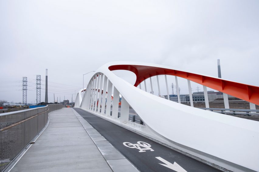 Белый мост с велосипедной дорожкой