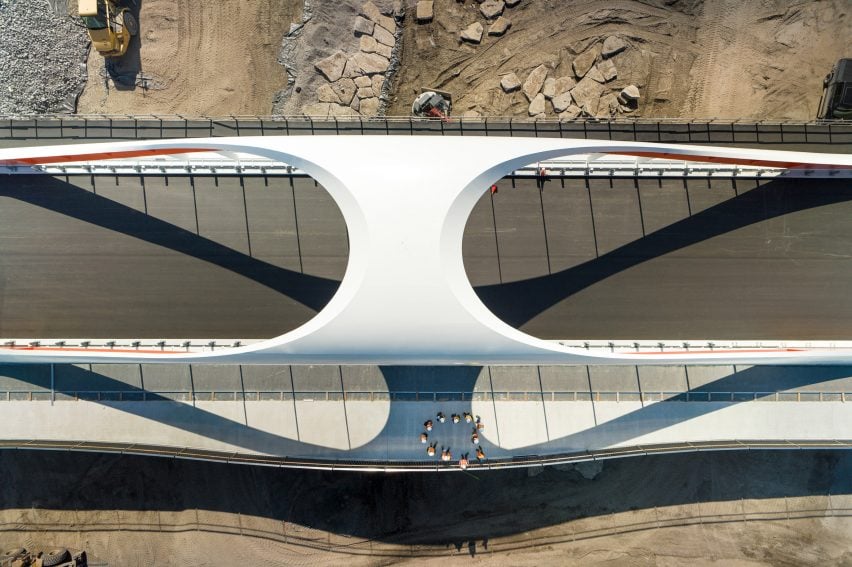Вид с воздуха на белые мосты Порт-Лендс