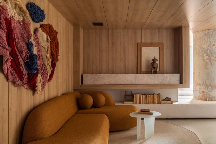 Serena / Modulo 4 Arquitetura - Фотография интерьера, гостиная, диван, дерево