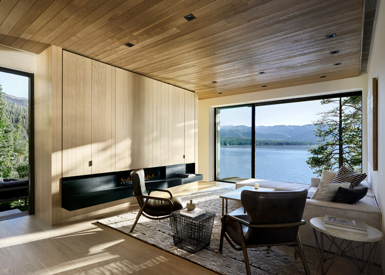 Каюты на озере Тахо / RO |  ROCKETT DESIGN - Фотография интерьера, гостиная, стол, стул, окна