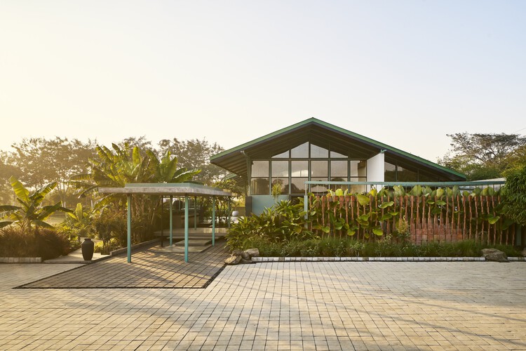 Дом с зеленым фронтоном / Atelier Architects - Экстерьерная фотография