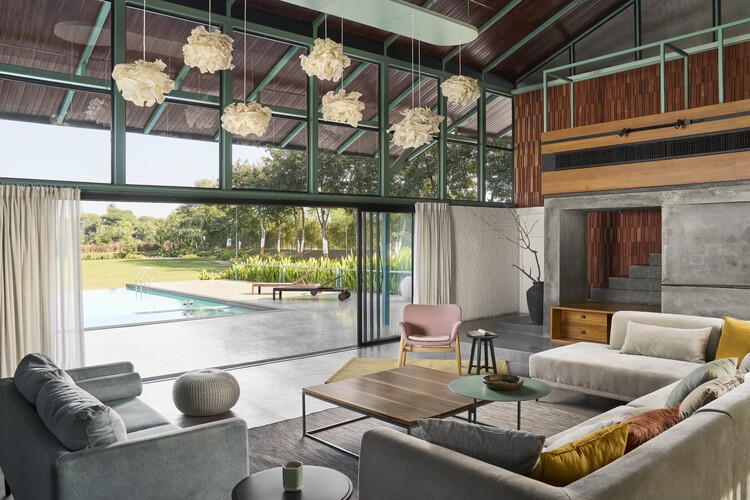 Дом с зеленым фронтоном / Atelier Architects - Фотография интерьера, гостиная, стол, диван, балка