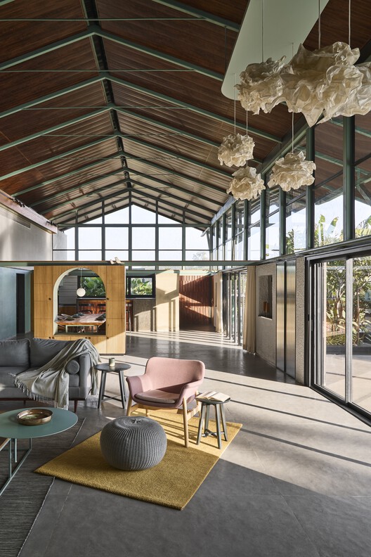 Дом с зеленым фронтоном / Atelier Architects - фотография интерьера, стул, балка, окна