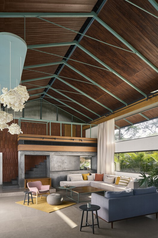 Дом с зеленым фронтоном / Atelier Architects - Фотография интерьера, гостиная, стол, диван, окна, балка, стул