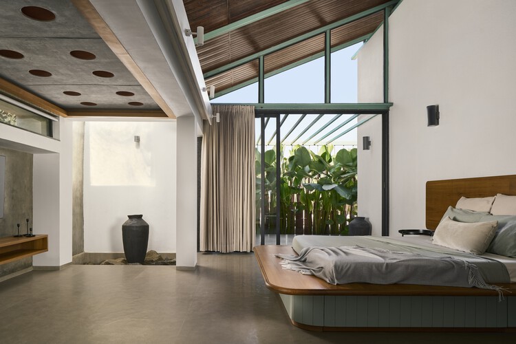 Дом с зеленым фронтоном / Atelier Architects - Фотография интерьера, спальня, балка
