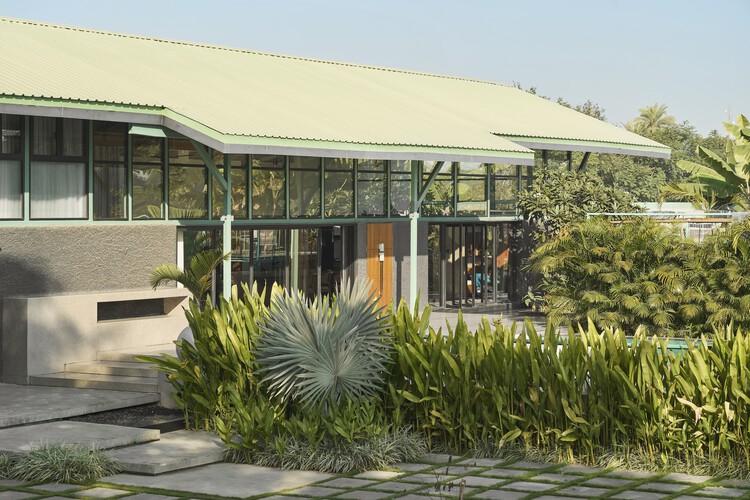 Дом с зеленым фронтоном / Atelier Architects - фотография экстерьера, фасад, окна