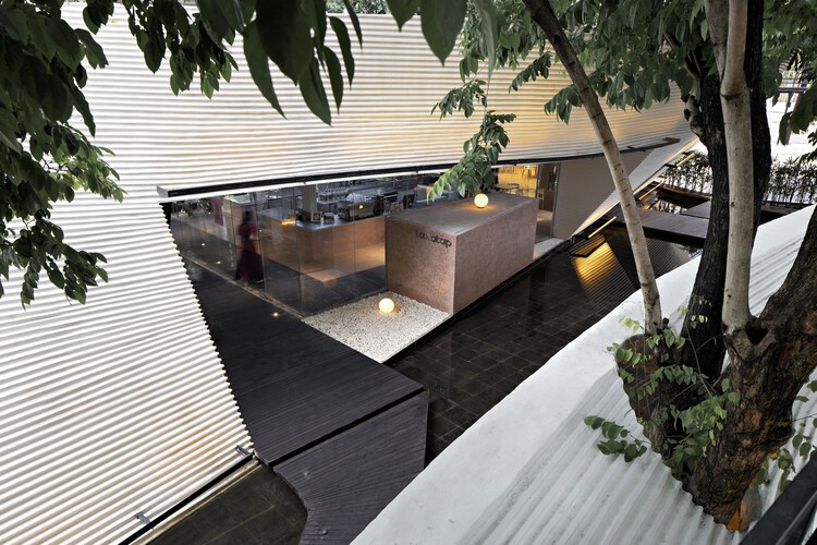 Ресторан и бар Tanatap Wall Garden Café / RAD+ar (Исследование художественного дизайна + архитектура) — Изображение 11 из 30