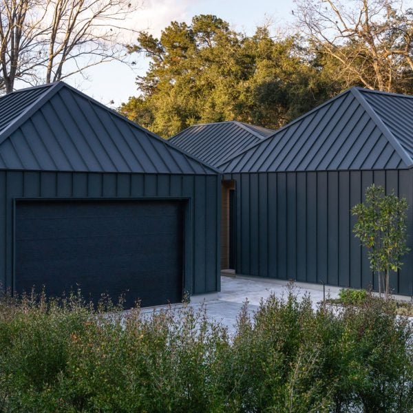 Boyd Architects создает монолитно-металлические формы для дома в Южной Каролине