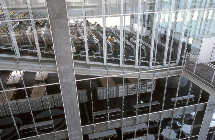 Размытые границы: исследование прозрачности в архитектуре Рикена Ямамото — изображение 8 из 10