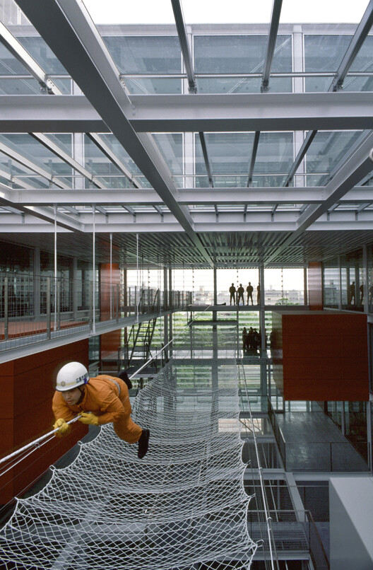 Размытые границы: исследование прозрачности в архитектуре Рикена Ямамото — изображение 4 из 10