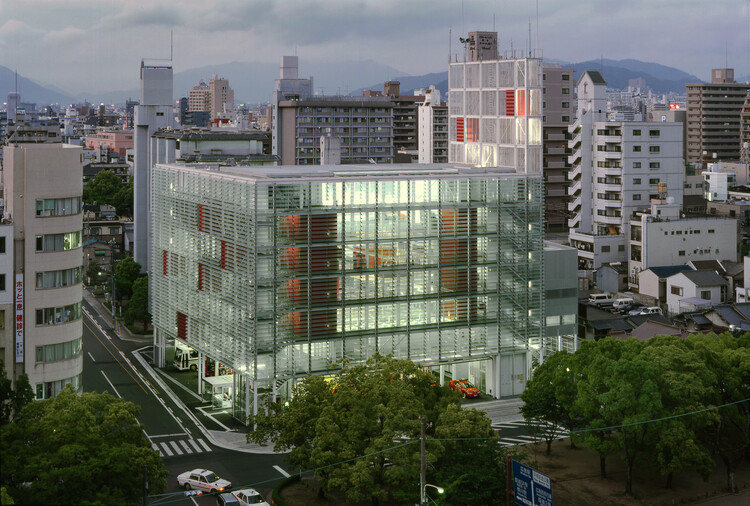 Размытые границы: исследование прозрачности в архитектуре Рикена Ямамото — изображение 9 из 10