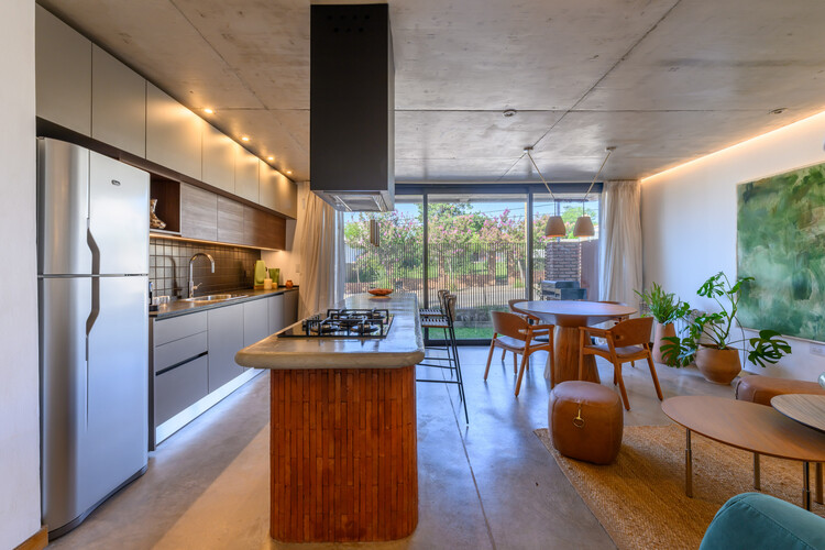 Flia / Momento - Фотография интерьера, кухня, стол, столешница, стул, окна