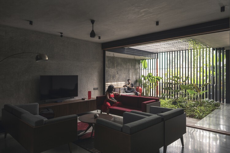 Дом Хасана / Проекты Муссон - Фотография интерьера, гостиная, диван, стол, освещение