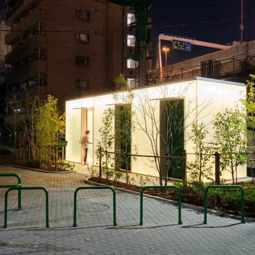 Такэносукэ Сакакура создает туалет с фонарями в токийском парке Нисихара Иттёмэ