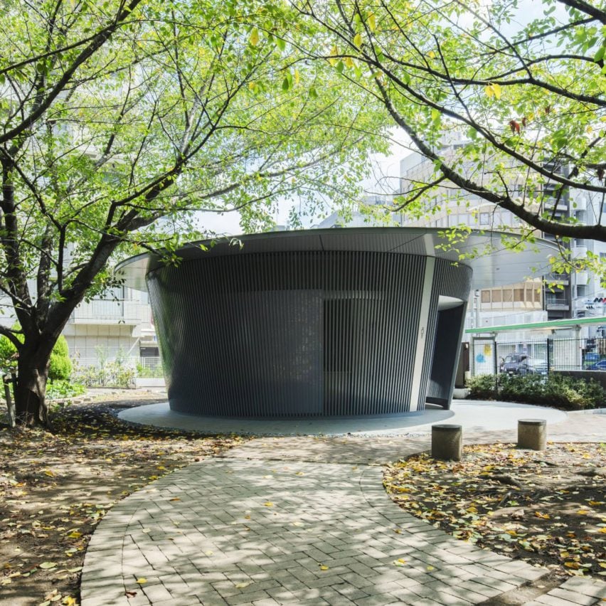 Круглый туалет Тадао Андо в парке Дзингу-Дори в рамках проекта «Токийский туалет»