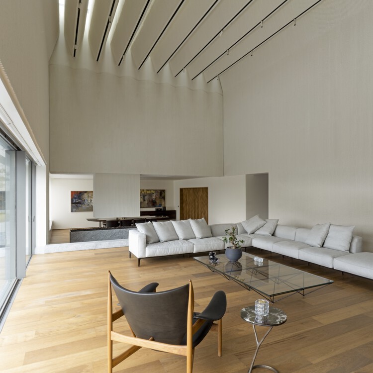 Резиденция B. Kanaan / Sahel AlHiyari Architects — фотография интерьера, гостиная, стол, стул