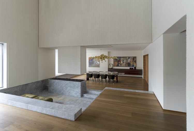 Резиденция Б. Канаан / Sahel AlHiyari Architects — фотография интерьера, кухня, стол