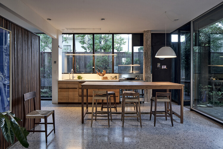 Mendoza House / La Base Studio — фотография интерьера, стол, стул, окна