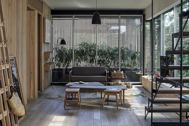 Mendoza House / La Base Studio — фотография интерьера, гостиная, диван, стол