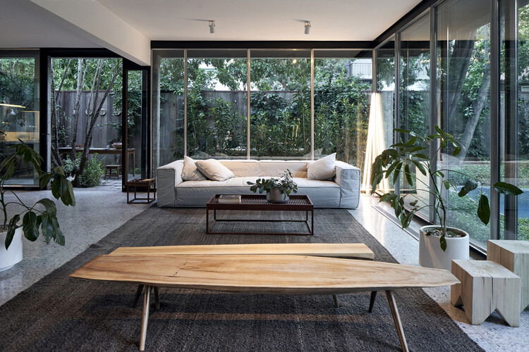 Mendoza House / La Base Studio — фотография интерьера, гостиная, стол