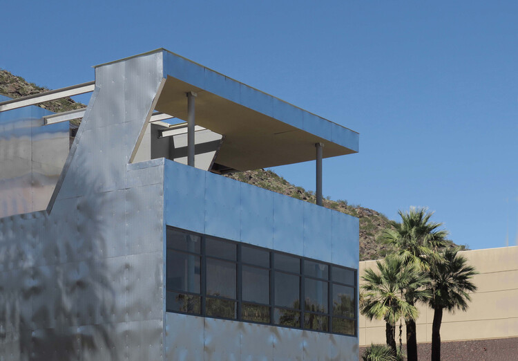 Пол Клеманс запечатлел модернистский алюминиевый дом в Палм-Спрингс, Калифорния — изображение 6 из 9
