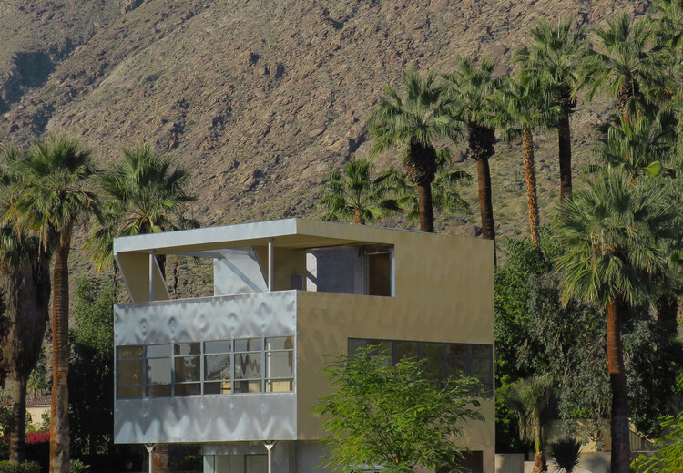 Пол Клеманс запечатлел модернистский алюминиевый дом в Палм-Спрингс, Калифорния — изображение 2 из 9