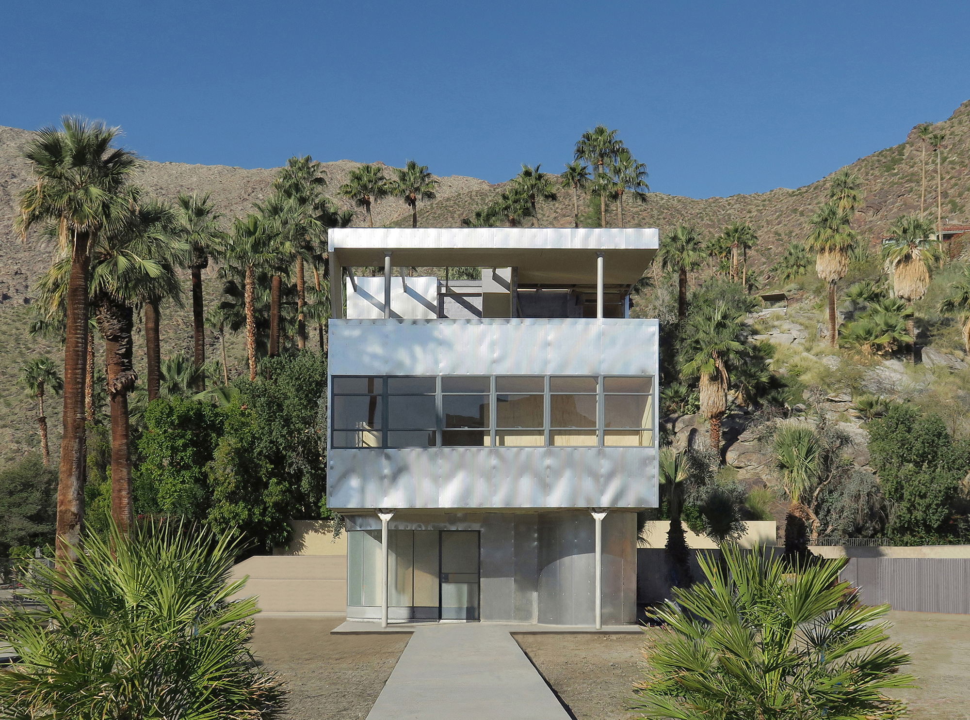 Пол Клеманс запечатлел модернистский алюминиевый дом в Палм-Спрингс, Калифорния