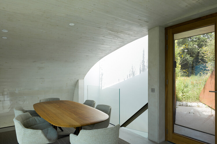 Дом под землей / WillemsenU - Фотография интерьера, стол, стул