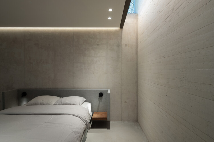 Дом под землей / WillemsenU - Фотография интерьера, спальня, кровать